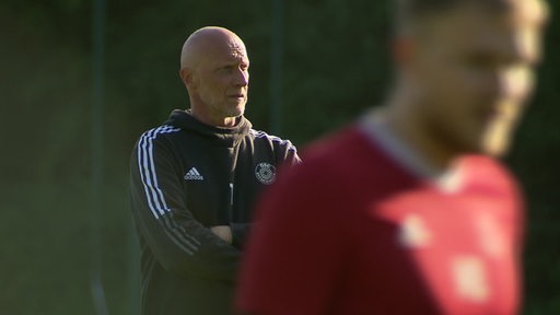 Der Trainer vom OSC Bremerhaven auf dem Fußballfeld beim Training.