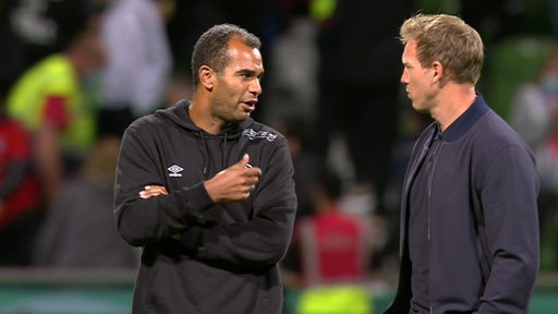 SV Bremen Trainer Benjamin Eta im Gespräch mit Bayer Trainer Nagelsmann