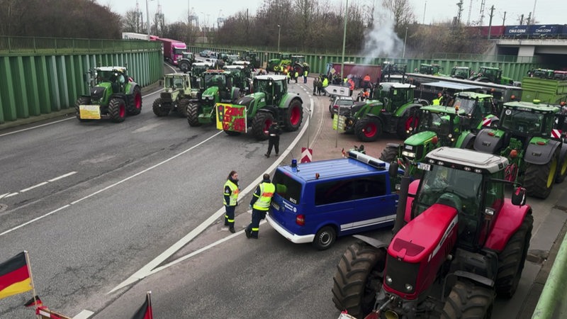 Mehrere Traktoren versperren die Hafenzufahrt in Bremerhaven. 