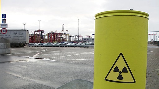 Ein gelber Atommüllfaß am Industriehafen Bremen. 