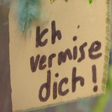 Die Aufschrift "Ich vermisse dich!" beim Trauerland Bremen.