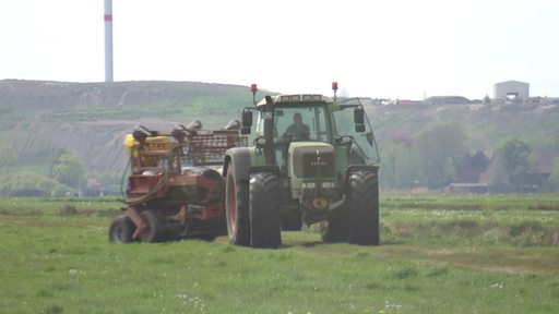 Trecker fährt auf Acker