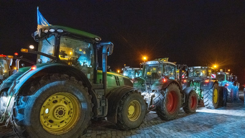 Traktoren stehen nachts auf einem Platz