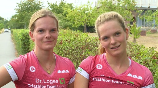 Die eineiigen Zwillinge Frederike und Lea van Beek stehen in ihren pinkfarbenen Trikots nebeneinander beim Interview.