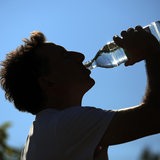 Ein Mann trinkt aus einer Wasserflasche