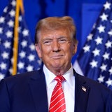 Der neu gewählte US-Präsident Donald Trump vor Flaggen der USA.