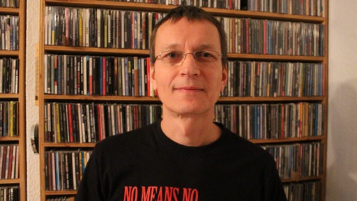 Dolf Hermannstädter vom Magazin Trust vor einem CD-Regal.