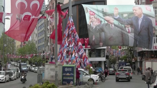 Eine Strasse mit vielen Türkischen Fahnen