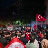 Jubelnde Fans der türkischen Nationalmannschaft in der Bremer City