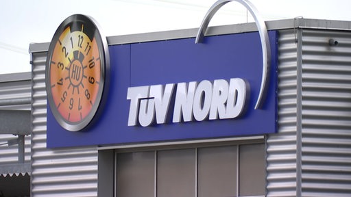 Das Gebäude der Tüv Nord in Bremen von außen. 