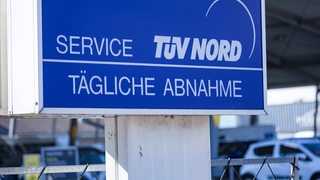 TÜV-Mitarbeitende streiken
