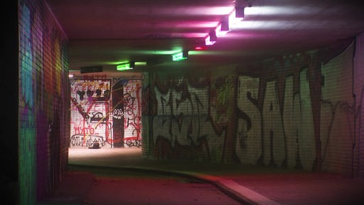 Ein dunkler bremer Tunnel mit farbiger Beleuchtung
