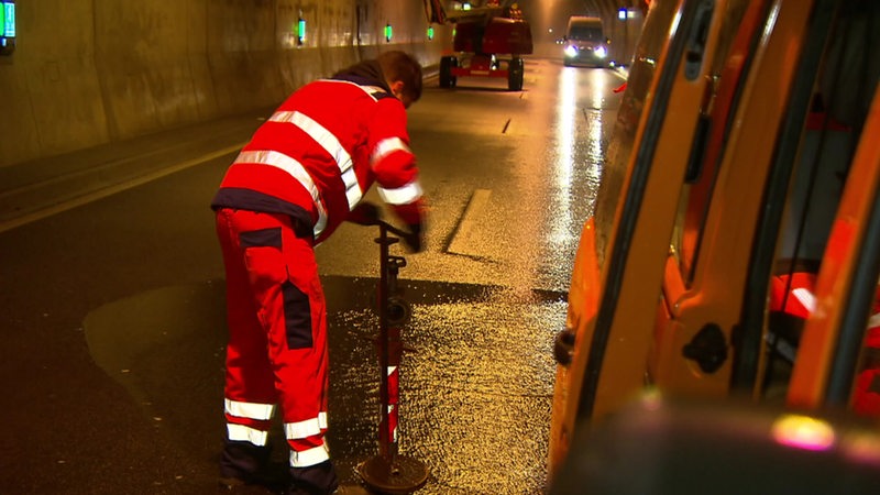 Ein Arbeiter im Wesertunnel.