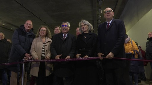 Politiker und Politikerinnen - unter anderem Bürgermeister Bovenschulte - bei der Eröffnung des Hafentunnels in Bremerhaven. 