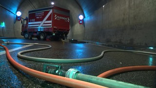 Ein Feuerwehrauto in einem Tunnel.