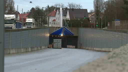 Ein abgesperrter Eingang des Hafentunnels in Bremerhaven