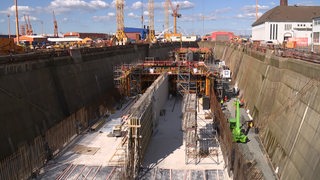 Im Trockentunnel entstehen zwei Tunnelelemente für den Bremer Wesertunnel, die Baustelle ist sehr groß