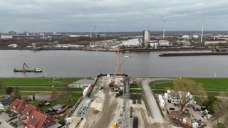 Aus der Luft ist die Baustelle des Bremer Wesertunnels zu sehen.