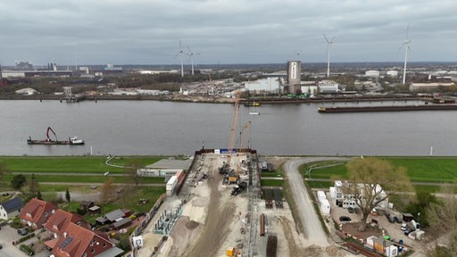 Aus der Luft ist die Baustelle des Bremer Wesertunnels zu sehen.