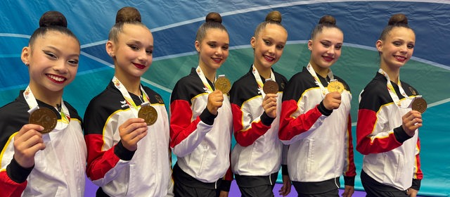 Das sechsköpfige Junioren-Team der Rhythmischen Sportgymnastik von Bremen 1860 steht strahlend nebeneinander aufgereiht und hält seine Bronzemedaille vom internationalen Turnier in Portugal hoch.