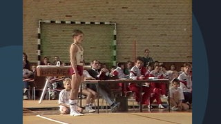 Ein junger Bremer turnt bei einem Turnier der Deutschen Meisterschaften 1988.