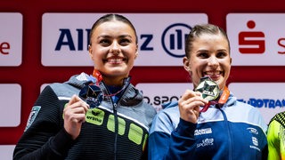 Die deutschen Turnerinnen Elisabeth Seitz und Emma Malewski strahlen mit ihrer Gold- und Silbermedaille bei den Finals 2023.