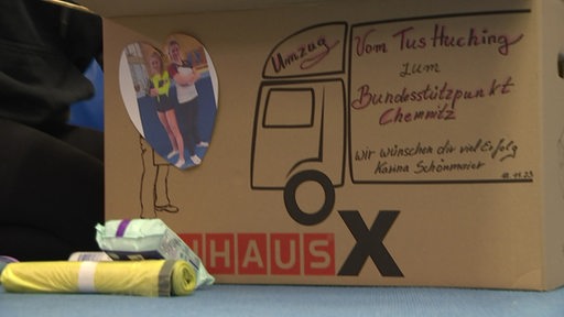 Das Team vom TuS Huchting hat Karina Schönmaier Geschenke in einen Umzugskarton gepackt.