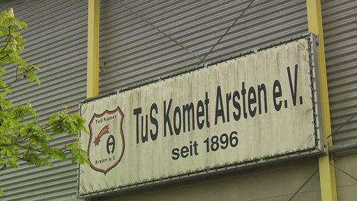 Ein vergilbtes Eingangsschild des TuS Komet Arsten