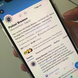Ein Smartphone, darauf ein Account der Polizei Bremen zu sehen.