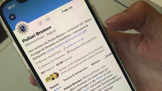 Ein Smartphone, darauf ein Twitter-Account der Polizei Bremen zu sehen.