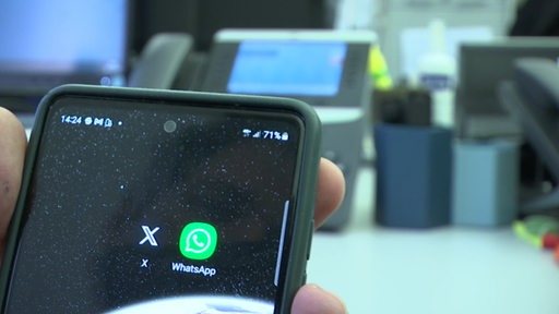 Die Sozial Media Kanäle X und Whatsapp auf einem Handy. 