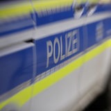 Ein Polizeiauto ist unscharf zu erkennen.