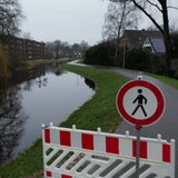 Ein Weg in einem Wohngebiet ist wegen des Hochwassers gesperrt.