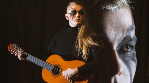 Collage aus zwei Bildern derselben Frau, einmal im Portrait, dahinter mit Gitarre