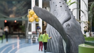 Kinder an der Buckelwal Plastik im Übersee-Museum Bremen
