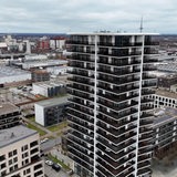 Ein Blick auf den Landmark-Tower in der Bremer Überseestadt