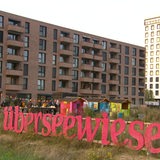Eine Wohnsiedlung mit dem Schriftzug "Überseewiese".