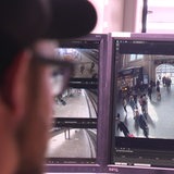 Unscharfes Gesicht schaut auf Videoüberwachung.
