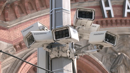 Kameras zur Überwachung an der Außenfassade des bremer Hauptbahnhofs.