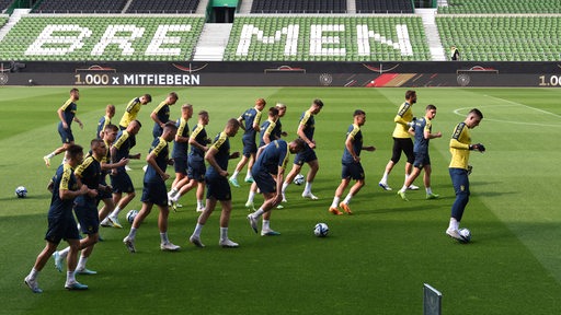 Die ukrainische Nationalmannschaft trainiert vor dem Spiel gegen Deutschland im Weser-Stadion.