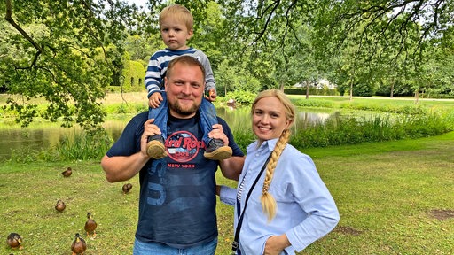 Eine Familie aus der Ukraine trifft zusammen im Bürgerpark in Bremen