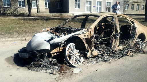 Ein zerstörtes Auto in der Ukraine