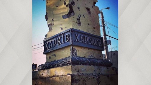 Eine zerstörte Säule in der Ukraine