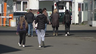 Mehrere Ukrainische Flüchtlinge am laufen. 