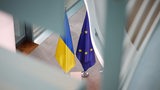 Eine ukrainische Flagge neben der Europa-Flagge.