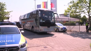 Der Mannschaftsbus der ukrainischen Fußball-Nationalelf wird vor dem Bremer Flughafen von Polizeiwagen eskortiert.