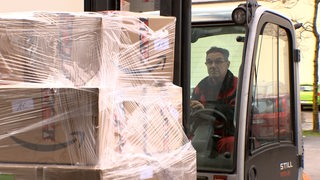 Auf einem Gabelstapler werden Kartons verladen, die als Hilfsgüter nach Odessa geschickt werden sollen