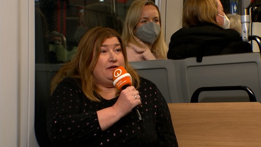 Sozialsenatorin Anja Stahmann spricht in der Straßenbahn-Sendung.