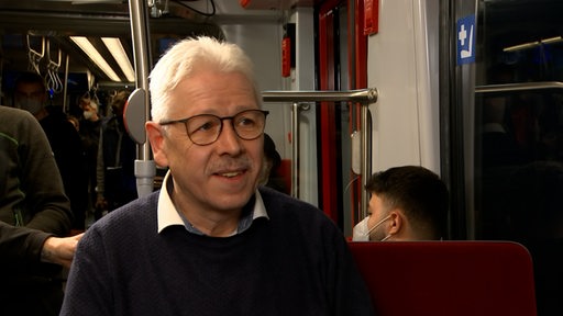 Bäcker Peter Büser wird in der Straßenbahn-Sendung interviewt.