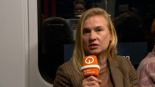 Svetlana Kotelnikova von der Bremer Flüchtlingshilfe wird in der Straßenbahn-Sendung interviewt.